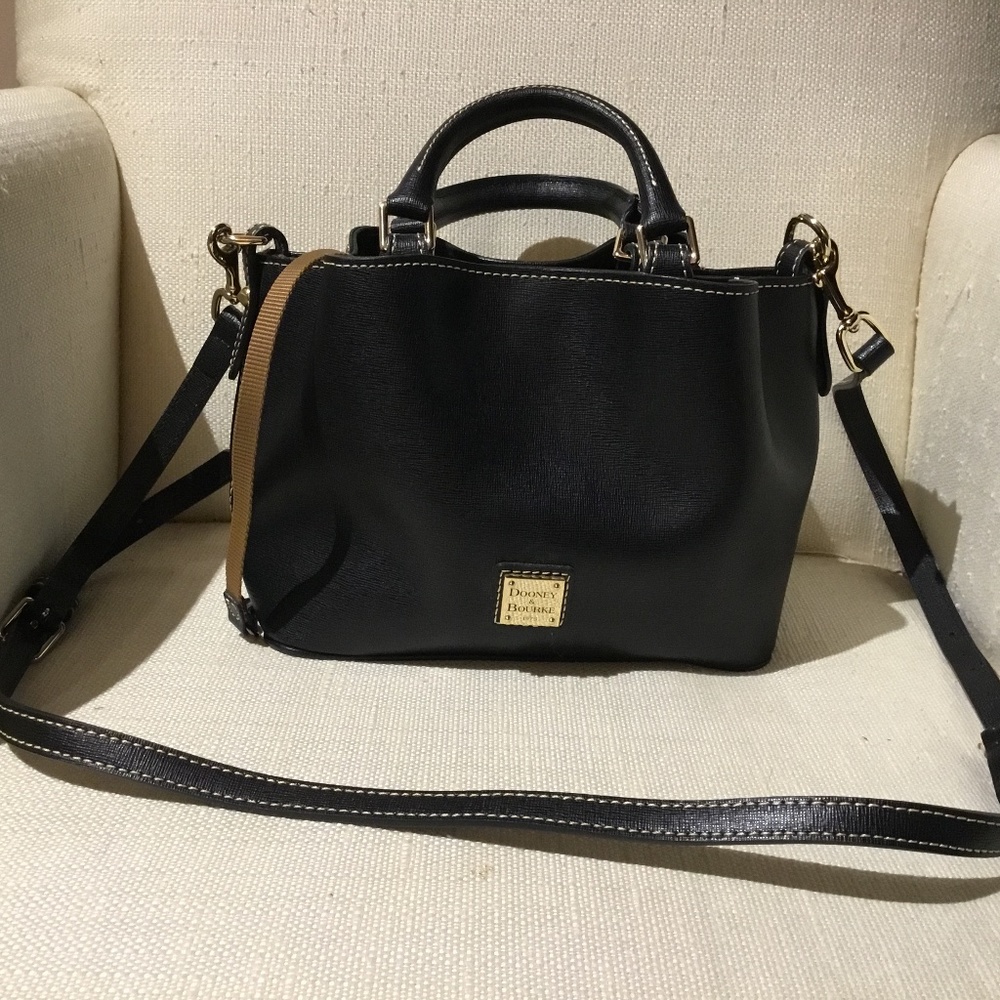 Small Dooney & Bourke leather hand/shoulder bag